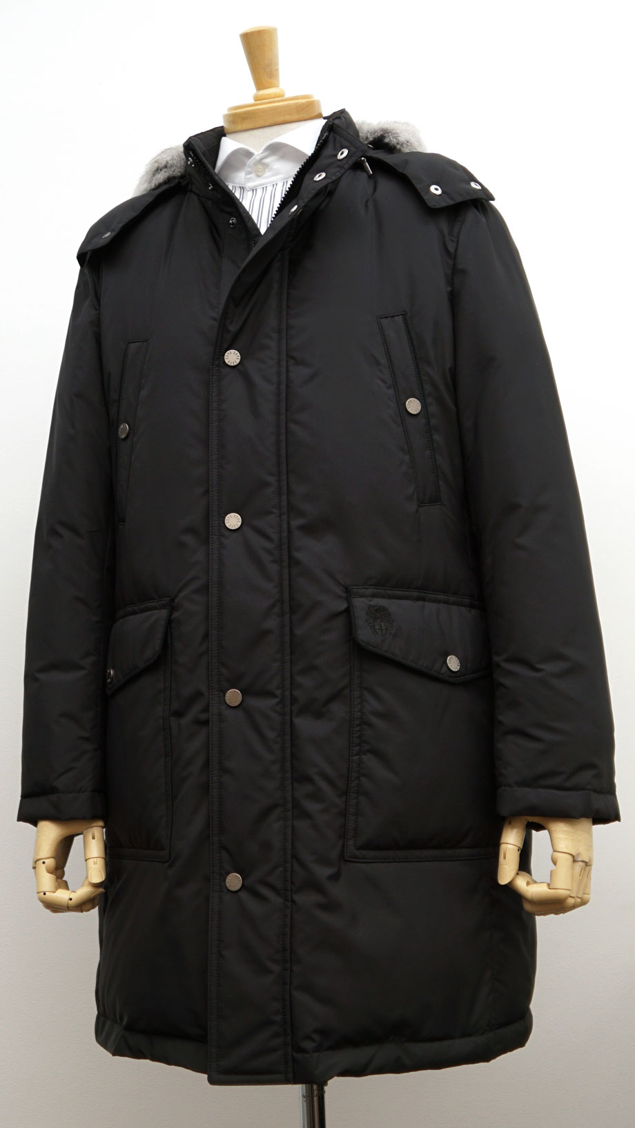 DAKS ダックス　黒色　ダウンコート　フォックスファー付フード取外可　新品同様 定価140400円 DAKSダックス【新品】兎ファー着脱 ダウンコート M